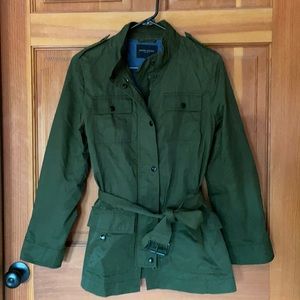Short, structured olive trench with tie